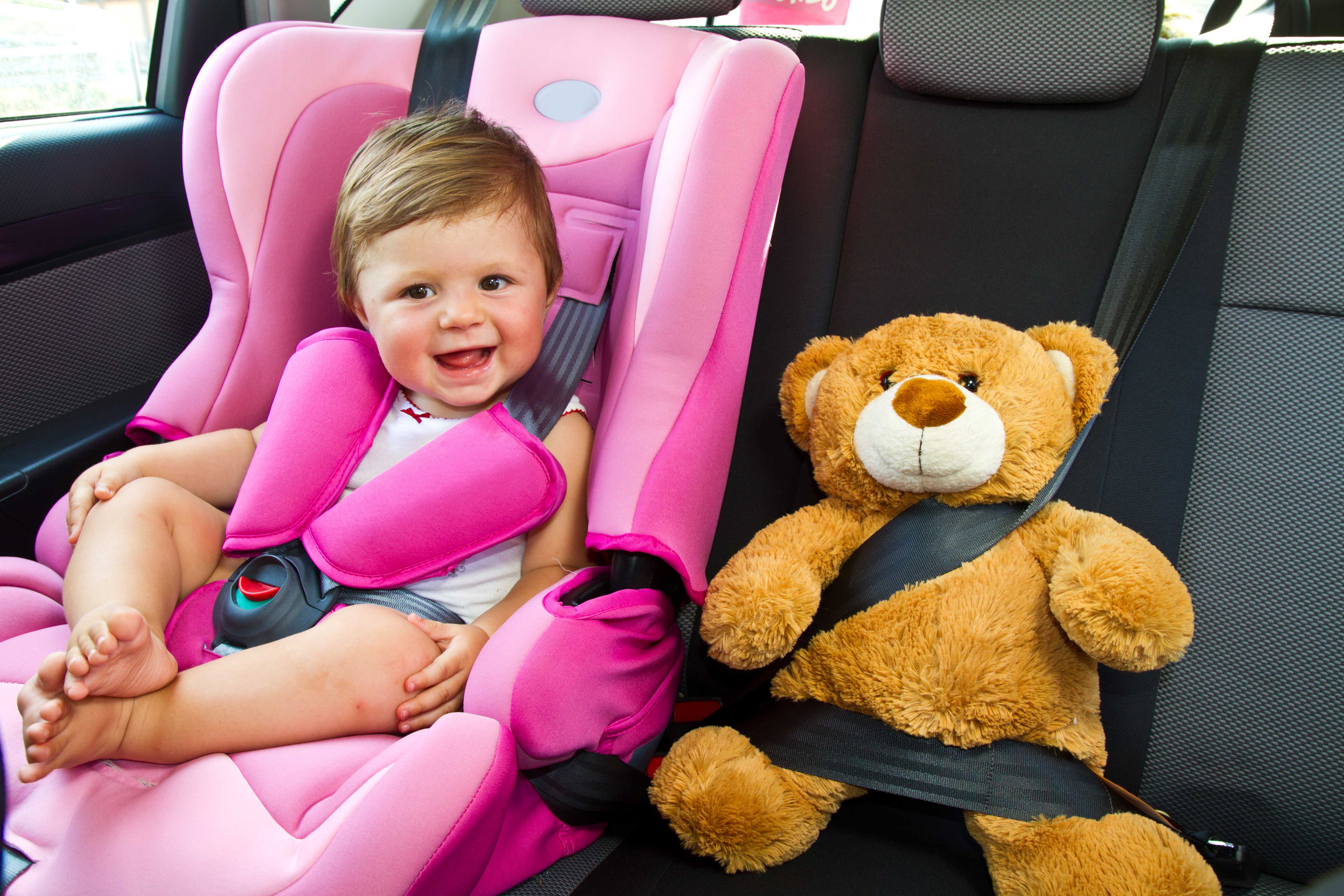 Можно ли возить детей без кресел. Детское кресло. Ребенок в автокресле. Автомобильное кресло для детей. Кресло для детей в машину.